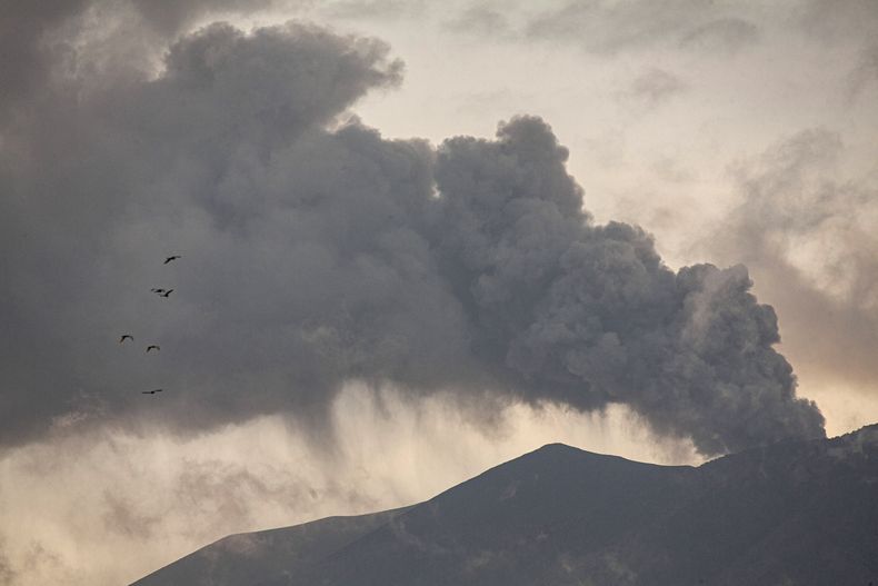 El monte Marapi expulsa ceniza volcánica durante su erupción, visto desde Tanah Datar, Sumatra Occidental, Indonesia, el viernes 22 de diciembre de 2022. (AP Foto/Ali Nayaka)