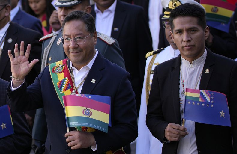 ARCHIVO - El presidente de Bolivia, Luis Arce, y el titular del Senado boliviano, Andrónico Rodríguez, a su llegada a un evento por el Día del Mar en La Paz, Bolivia, el jueves 23 de marzo de 2023. (AP Foto/Juan Karita)