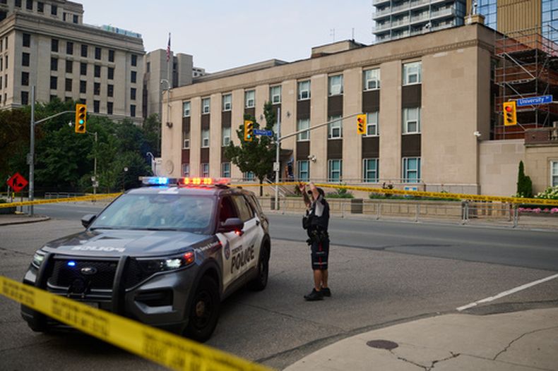 La presencia policial cerca del consulado estadounidense en Toronto el 27 de julio del 2026. (Sammy Kogan/The Canadian Press via AP)