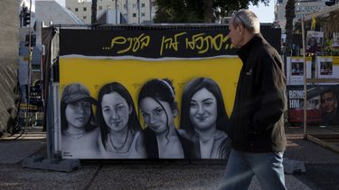 Un mural con la imagen de soldados israelíes secuestradas por el grupo insurgente Hamás en Gaza, en una calle de Tel Aviv, Israel, el 24 de enero de 2025. (AP Foto/Maya Alleruzzo)