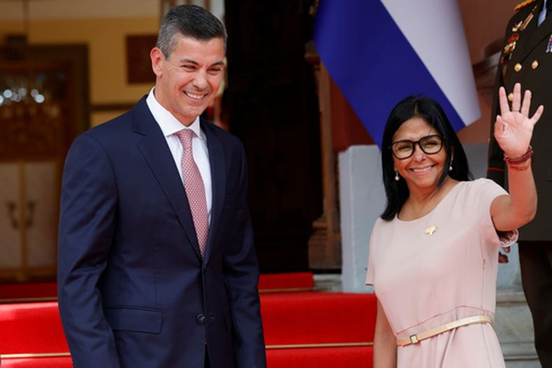 La presidenta de Venezuela, Delcy Rodríguez, saluda al recibir a su homólogo de Paraguay, Santiago Peña, en el Palacio Presidencial de Miraflores en Caracas, Venezuela, el sábado 19 de septiembre de 2026. (Foto AP/Pedro Mattey)
