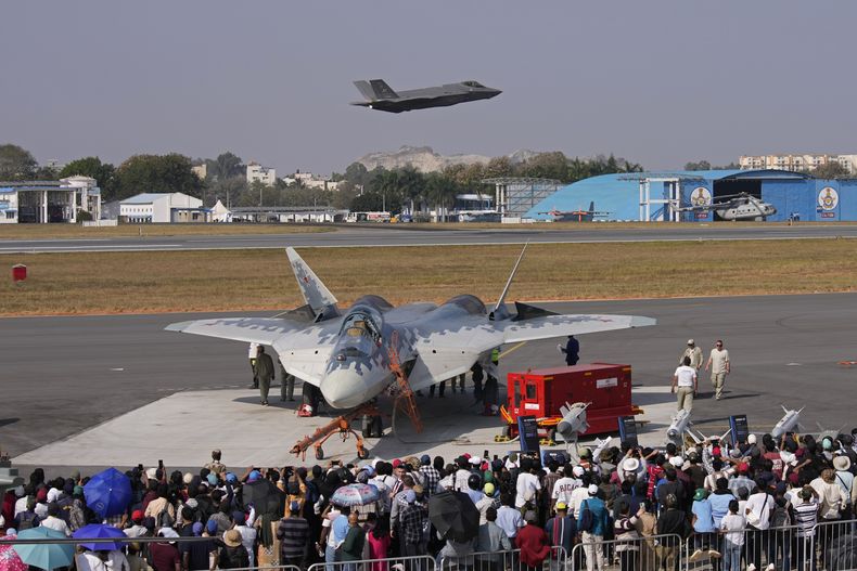 Un avión F-35 de la fuerza aérea estadounidense vuela sobre un avión ruso Su-57 en la feria aérea Aero India 2025, en la base Yelahanka en Bengaluru, India, el 13 de febrero del 2025. (AP foto/Aijaz Rahi)