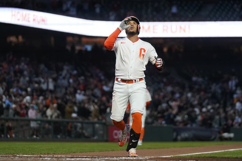 El venezolano Thairo Estrada, de los Gigantes de San Francisco, festeja luego de batear un jonrón en el juego del martes 15 de agosto de 2023, ante los Rays de Tampa Bay (AP Foto/Jeff Chiu)