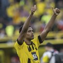 Jude Bellingham, del Dortmund, agradece el apoyo de los hinchas en el juego de liga ante el Borussia Moenchengladbach, el sábado 13 de mayo de 2023, en Dortmund, Alemania. (Bernd Thissen/dpa via AP)