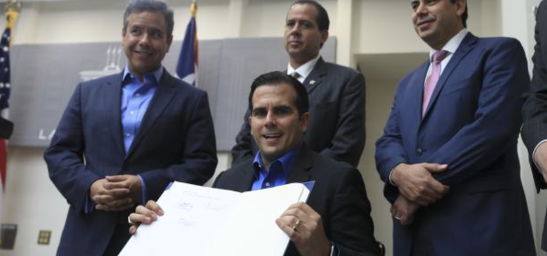 El gobernador Ricardo Rosselló firmó ayer la medida que crea la Ley del Nuevo Gobierno de Puerto Rico, que pretende consolidar agencias en busca de un gobierno más eficiente y económico