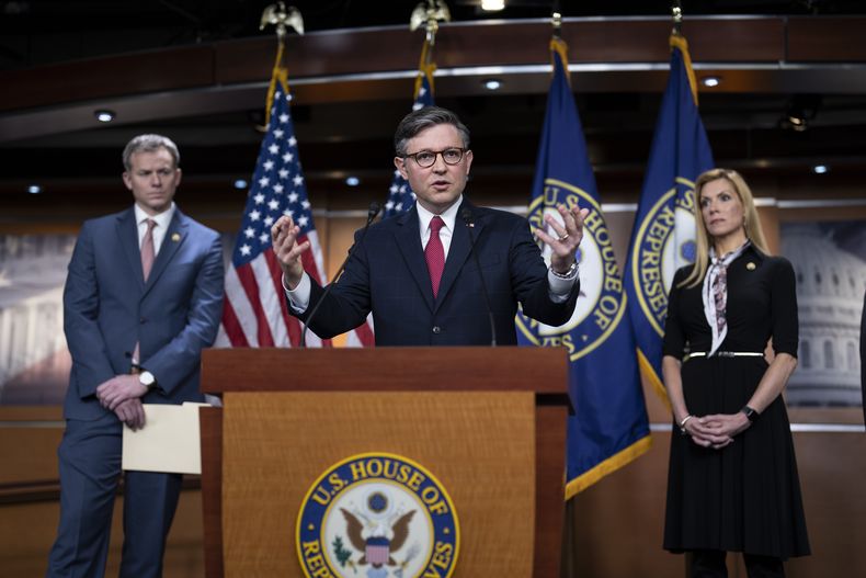 El titular de la Cámara de Representantes, Mike Johnson, republicano por Luisiana, centro, es acompañado por los congresistas Blake Moore, de Utah, izquierda, y Beth Van Duyne, de Texas, durante una conferencia de prensa en el Capitolio, en Washington, el jueves 29 de febrero de 2024. (AP Foto/J. Scott Applewhite)