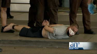 hombre detenido tras atacar a agente en el aeropuerto de miami 
