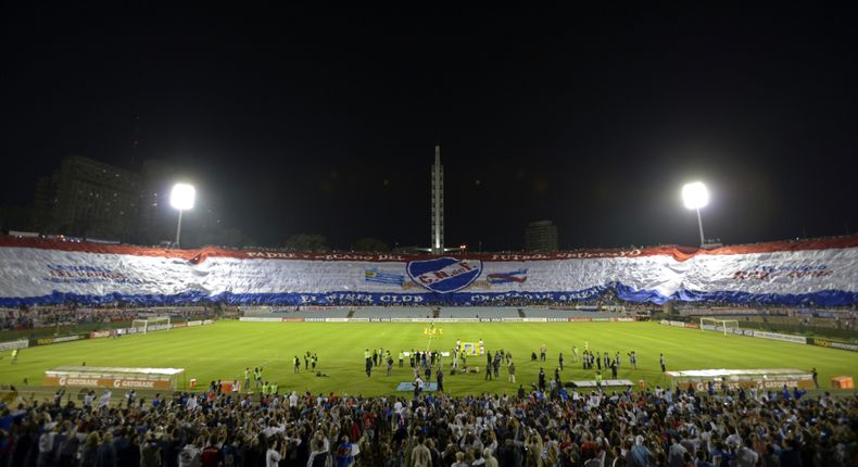 Foto de archivo del 4 de abril de 2013 en la que hinchas del club uruguayo Nacional despliegan una bandera gigante previo a un partido de la Copa Libertadores. (AP Foto/Matilde Campodonico, File)