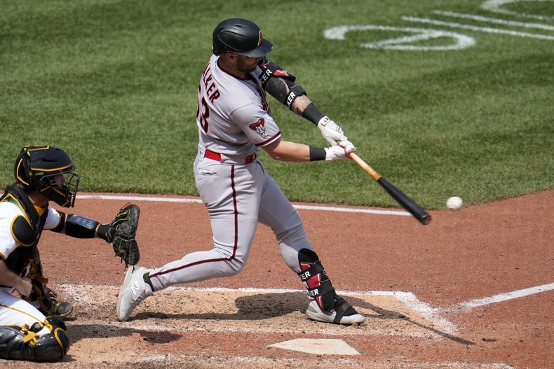 Christian Walker de los Diamondbacks de Arizona pega un doble ante el relevista de los Piratas de Pittsburgh Robert Stephenson, impulsando dos carreras, durante la séptima entrada del juego de las Grandes Ligas en Pittsburgh, el domingo 21 de mayo de 2023. (AP Foto/Gene J. Puskar)