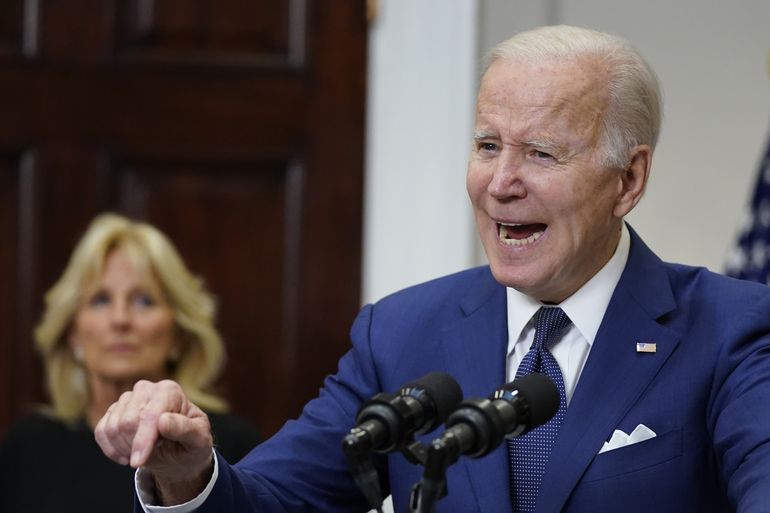 Biden pide restricciones de armas tras masacre en Texas