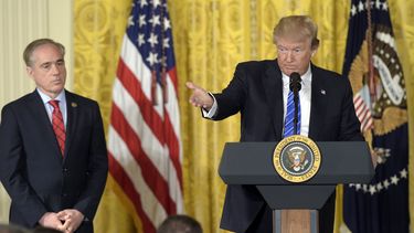 Trump promulga ley para mejorar la agencia de veteranos