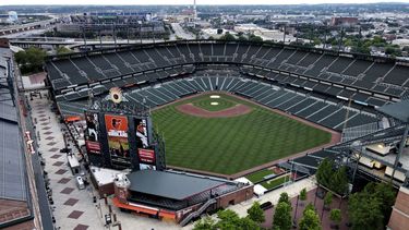 ARCHIVO - Foto del 7 de junio del 2020, una vista aérea del Oriole Park en Camden Yards. El miércoles 19 de julio del 2023, integrante de la junta del estado de Maryland admite que han demorado demasiado la firma de un nuevo acuerdo para extender el contrato de los Orioles con Camden Yards. (AP Foto/Julio Cortez, Archivo)