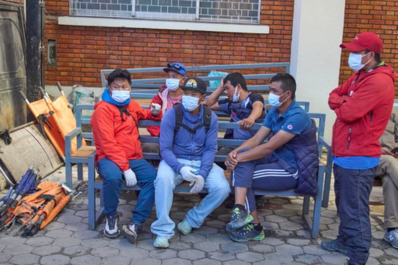 Familiares y amigos de montañeros nepalíes se reúnen después de que los cuerpos de varios montañeros recuperados tras una avalancha en el monte Himlung se llevaran a la morgue de un hospital en Katmandú, Nepal, el lunes 28 de septiembre de 2026. (AP Foto/Niranjan Shrestha)