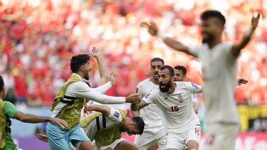 Irán aplasta a Gales 2-0 con dos tantos en el descuento