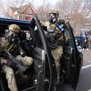 Agentes federales se preparan para lanzar gas lacrimógeno a una multitud durante una protesta el lunes 12 de enero de 2026 en Minneapolis (AP Foto/Adam Gray)