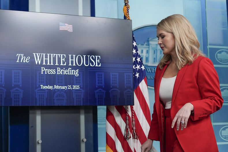La secretaria de prensa de la Casa Blanca, Karoline Leavitt, sale de la rueda de prensa en la sala de prensa James Brady de la Casa Blanca, el martes 25 de febrero de 2025, en Washington. (AP Foto/Alex Brandon)