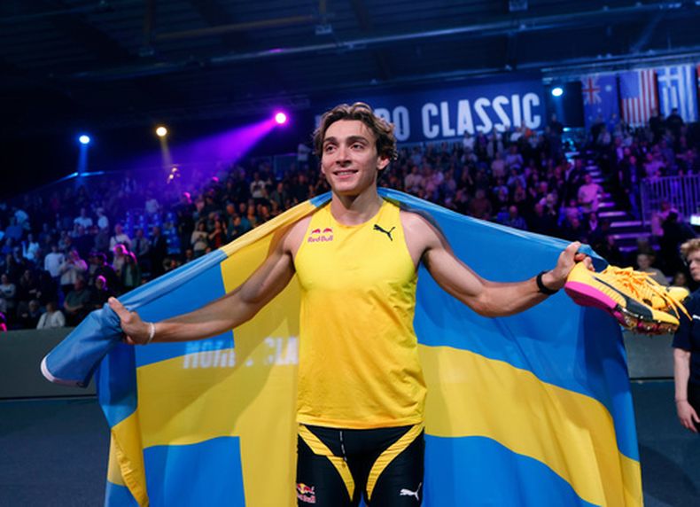 El sueco Armand Duplantis festeja tras superar nuevamente su récord con una marca de 6,31 metros en el salto con pértiga en el Mondo Classic el jueves 12 de marzo del 2026. (Fredrik Persson/TT News Agency via AP)