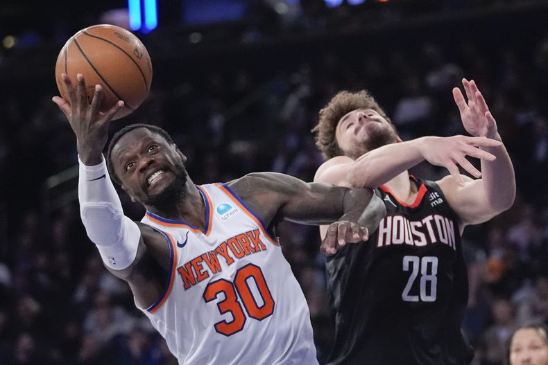 Julius Randle, alero de los Knicks de Nueva York, disputa un rebote con Alperen Sengun, de los Rockets de Houston, en el encuentro del miércoles 17 de enero de 2024 (AP Foto/Mary Altaffer)
