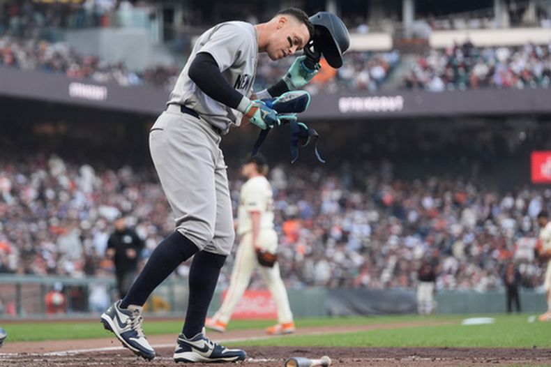 Aaron Judge, de los Yankees de Nueva York, reacciona tras ser ponchado ante los Gigantes de San Francisco durante la cuarta entrada de un juego de béisbol en San Francisco, el miércoles 25 de marzo de 2026. (Foto AP/Jeff Chiu)