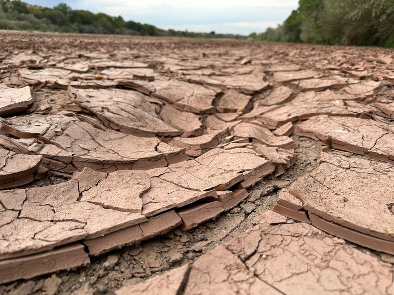 ARCHIVO - Esta fotografía del jueves 21 de agosto de 2025 muestra el lecho seco del río Grande en Albuquerque, Nuevo México. (AP Foto/Susan Montoya Bryan, archivo)
