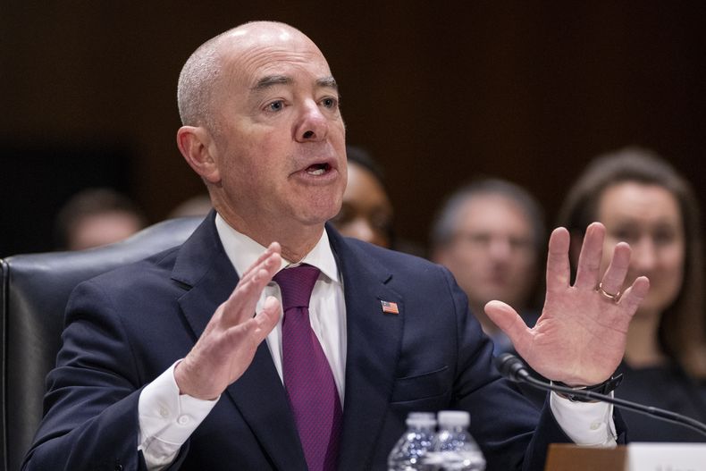 El secretario de Seguridad Nacional de EEUU, Alejandro Mayorkas, testifica durante una audiencia de la Comisión de Asignaciones del Senado en el Capitolio, el 8 de noviembre de 2023, en Washington. (Foto AP/Alex Brandon, Archivo)