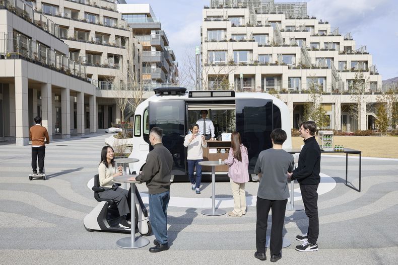En esta imagen, proporcionada por Woven by Toyota, se muestra una plaza en el centro del complejo de apartamentos Woven City, en la ciudad de Susono, en la prefectura de Shizuoka, Japón, en febrero de 2025. (Woven by Toyota vía AP)
