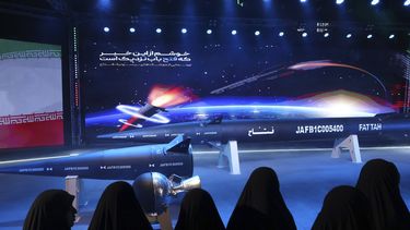 Varias mujeres miran un misil Fattah en una ceremonia en Teherán, Irán, el martes 6 de junio de 2023. Irán afirma que ha creado un misil hipersónico capaz de viajar a 15 veces la velocidad del sonido. (Hossein Zohrevand/Agencia de Noticias Tasnim via AP)