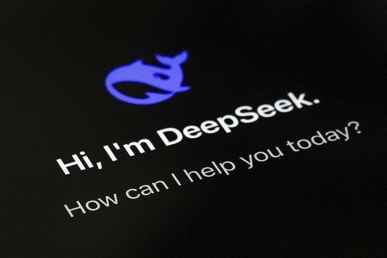 ARCHIVO – La página de la aplicación de DeepSeek para teléfonos inteligentes en la pantalla de un dispositivo, en Beijing, el 28 de enero de 2025. (AP Foto/Andy Wong, Archivo)