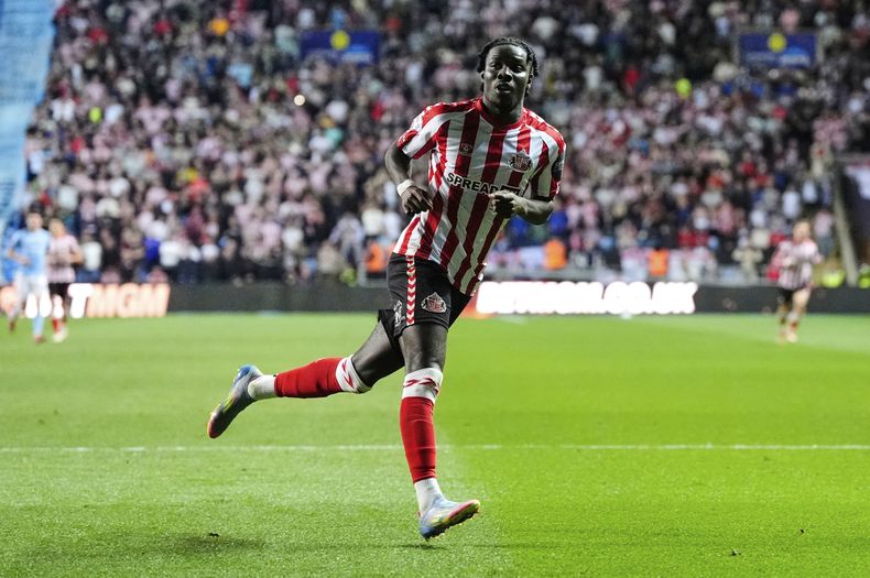 Eliezer Mayenda, del Sunderland, festeja tras anotar ante Coventry City en el encuentro de ida del torneo por el ascenso, el viernes 9 de mayo de 2025 (Nick Potts/PA via AP)