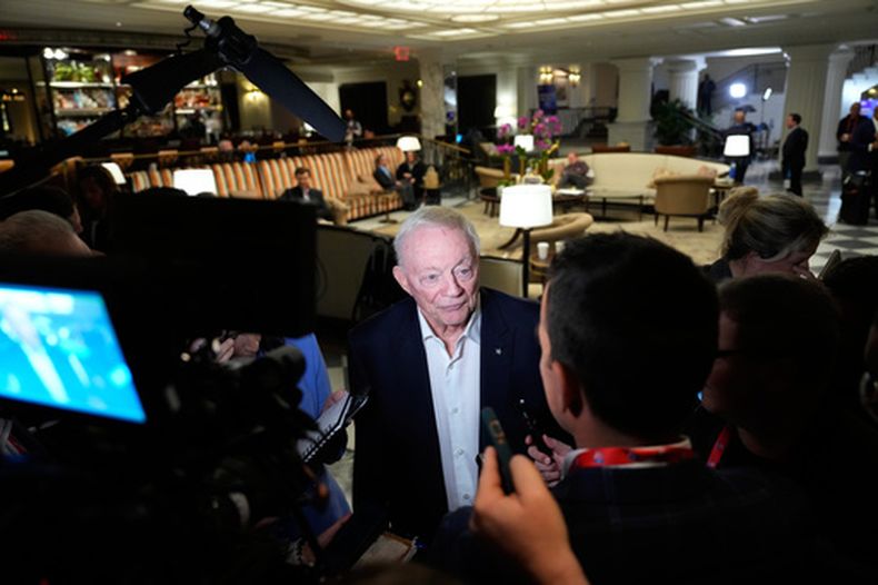 Jerry Jones, propietario de los Cowboys de Dallas, habló después de la reunión de dueños de equipos de la NFL, el miércoles 21 de octubre de 2026, en Nueva York. (AP Foto/Yuki Iwamura)