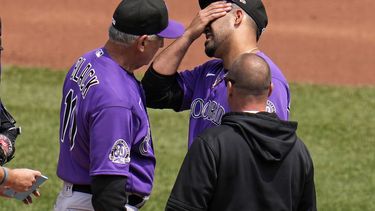 El abridor de los Rockies de Colorado Antonio Senzatela, arriba a la derecha, es visitado en el montículo por el mánager Bud Black (10) y un médico después de permitir un cuadrangular de dos carreras a Andrew McCutchen, de los Piratas de Pittsburgh, durante la tercera entrada del juego de béisbol en Pittsburgh, el miércoles 10 de mayo de 2023. Black decidió retirarlo del partido y Senzatela salió con el médico. (AP Foto/Gene J. Puskar)