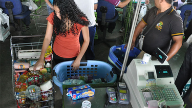 Cada día es más difícil para los venezolanos llevar comida a sus hogares