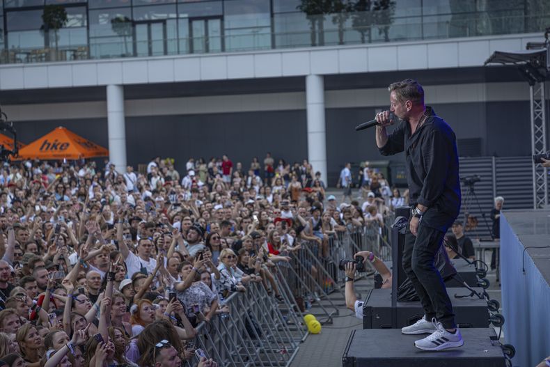 El poeta y escritor ucraniano Serhii Zhadan, líder de la banda musical Zhadan and Dogs, durante su presentación en el Festival Atlas en Kiev, Ucrania, el domingo 21 de julio de 2024. Este año, el festival de música más grande de Ucrania tocó una fibra sensible diferente. Atrás quedaron los artistas internacionales, los enormes escenarios y los cientos de miles de visitantes. (Foto AP/Anton Shtuka)