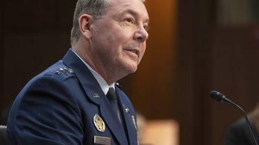 ARCHIVO – El teniente general Jeffrey Kruse, director de la Agencia de Inteligencia de la Defensa de Estados Unidos, habla en una audiencia en el Capitolio, el 2 de mayo de 2024, en Washington. (AP Foto/Mark Schiefelbein, Archivo)