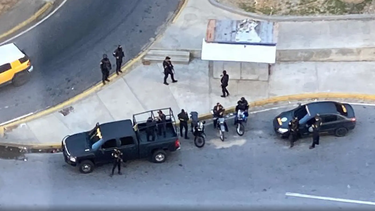 tension en venezuela: la policia chavista rodea la casa de juan guaido