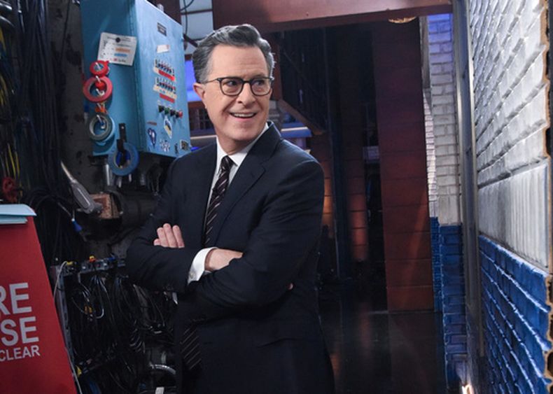 Esta imagen, distribuida por la televisora CBS, muestra al conductor Stephen Colbert en el set de The Late Show with Stephen Colbert, en Nueva York, el 18 de mayo de 2026. (Scott Kowalchyk/CBS vía AP)