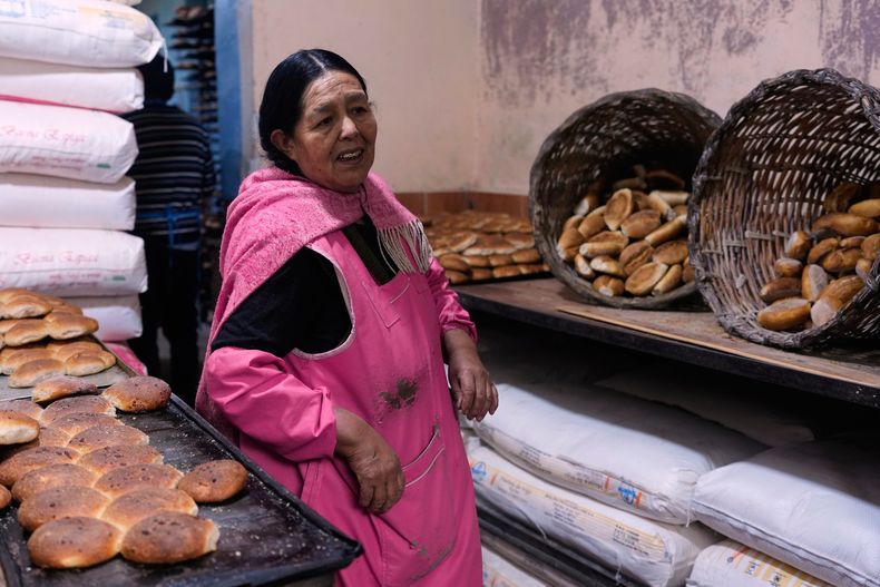 La panadera Nora Vargas se encuentra en su panadería cerca de pan de batalla en venta en La Paz, Bolivia, el miércoles 3 de diciembre de 2025. (AP Foto/Juan Karita)