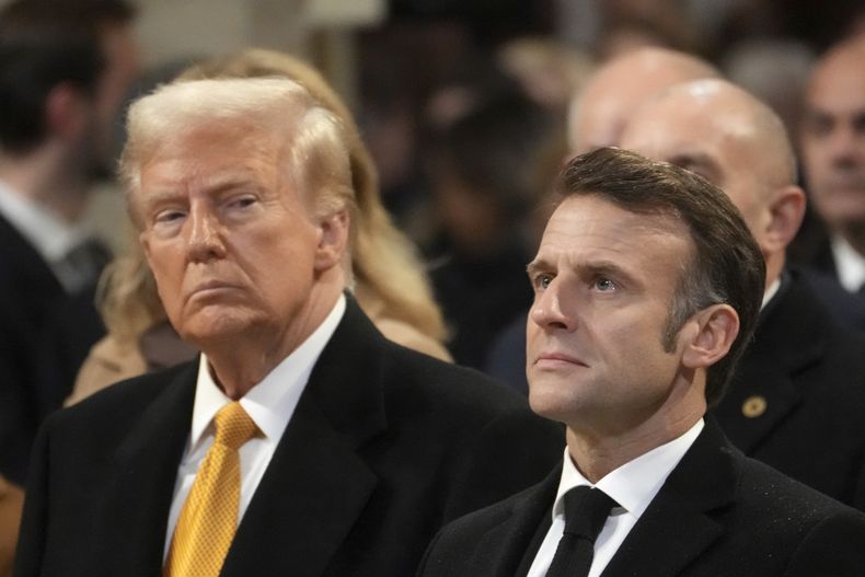 ARCHIVO - El presidente electo de Estados Unidos, Donald Trump, mira al presidente de Francia, Emmanuel Macron, en la catedral de Notre Dame, el 7 de diciembre de 2024, en París. (AP Foto/Thibault Camus, Pool, Archivo)