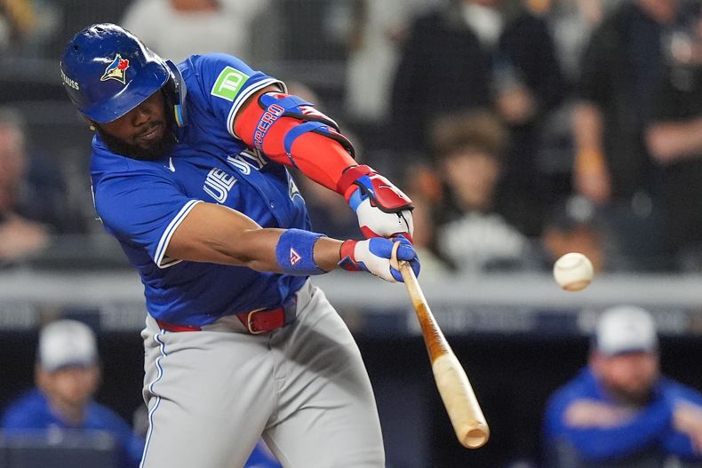 Vladimir Guerrero Jr. de los Azulejos de Toronto batea un sencillo remolcador contra los Yankees de Nueva York en el cuarto juego de la serie divisional de la Liga Americana, el miércoles 8 de octubre de 2025, en Nueva York. (AP Foto/Frank Franklin II)