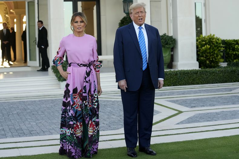 El expresidente Donald Trump, derecha, con Melania Trump, izquierda, llegan a un evento de recaudación de fondos del Partido Republicano, el sábado 6 de abril de 2024, en Palm Beach, Florida. (AP Foto/Lynne Sladky)