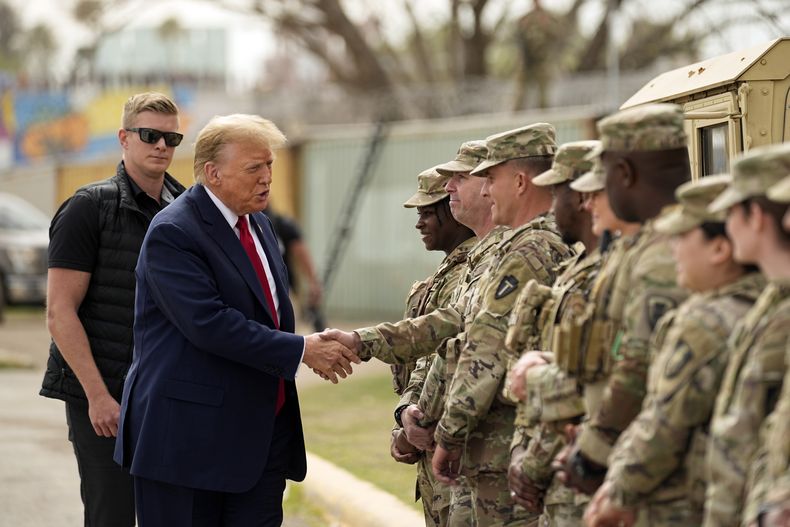 ARCHIVO – El candidato presidencial republicano y expresidente, Donald Trump, saluda a miembros de la Guardia Nacional en la frontera entre Estados Unidos Y México, el 29 de febrero de 2024, en Eagle Pass, Texas. (AP Foto/Eric Gay, Archivo)