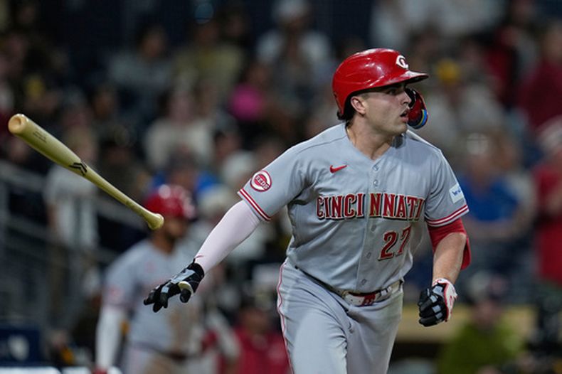 Sal Stewart, de los Rojos de Cincinnati, observa su jonrón de dos carreras durante la undécima entrada de un partido de béisbol contra los Padres de San Diego, el martes 9 de junio de 2026, en San Diego. (Foto AP/Gregory Bull)