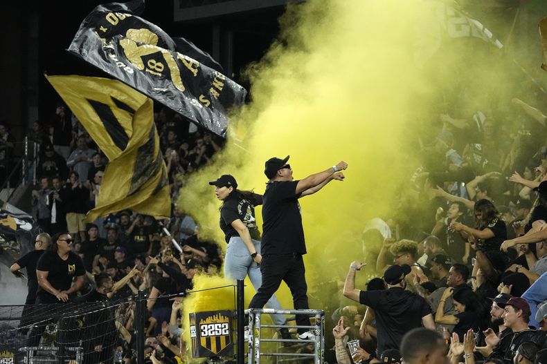 Aficionados de Los Ángeles fc durante el partido de la MLS contra Seattle, el miércoles 21 de junio de 2023, en Los Ángeles. (AP Photo/Mark J. Terrill)