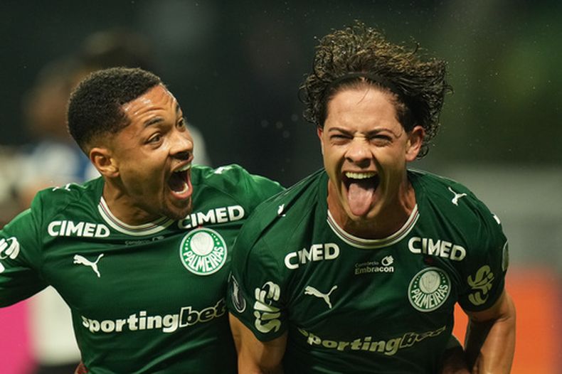 Agustin Giay (derecha), de Palmeiras, festeja con su compañero Vitor Roque, tras anotar ante Liga Deportiva Universitaria de Quito durante un partido de cuartos de final de la Copa Libertadores, disputado en Sao Paulo, el miércoles 9 de septiembre de 2026 (AP Foto/Andre Penner)
