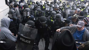 ARCHIVO - En esta fotografía del 6 de enero de 2021, agentes de la policía del Capitolio empujan a alborotadores que intentan entrar al complejo en Washington. (AP Foto/José Luis Magaña, archivo)