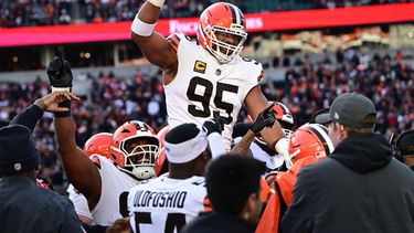 ARCHIVO - Foto del 4 de enero del 2026, el defensive end de los Browns de Cleveland Myles Garrett celebra con sus compañeros al romper el récord de capturas en una temporada en el juego ante los Bengals de Cincinnati. (AP Foto/David Dermer, Archivo)