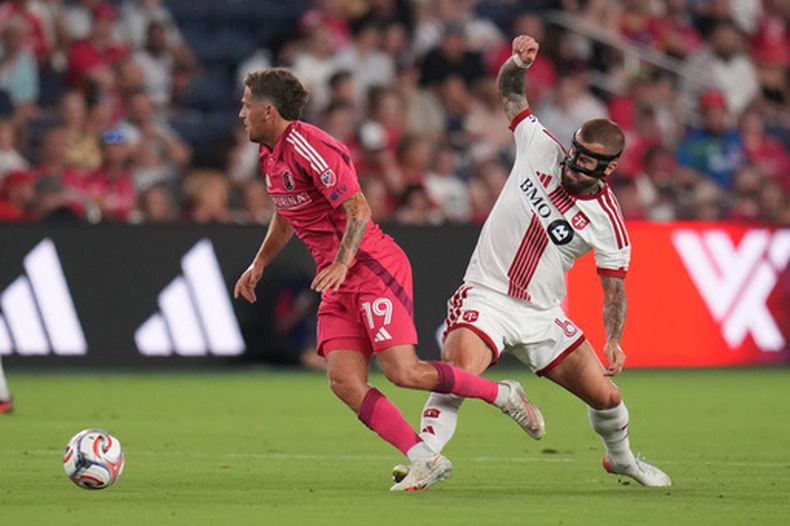 El centrocampista de Toronto FC, Niklas Dorsch (derecha), disputa el balón con Carlo Holse (19), del St. Louis City, durante la primera mitad de un partido de fútbol de la MLS el sábado 19 de septiembre de 2026, en San Luis. (Foto AP/Jeff Roberson)