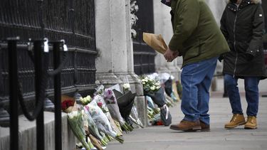 Inglaterra recuerda al príncipe Felipe con salvas y flores