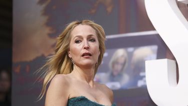 Gillian Anderson posa en el estreno mundial de la película Scoop el miércoles 27 de marzo de 2024 en Londres. (Photo by Vianney Le Caer/Invision/AP)