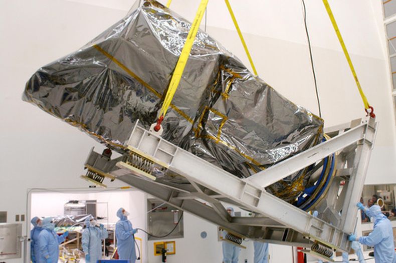 Foto entregada por la NASA que muestra al Telescopio Swift siendo preparado en Cabo Cañaveral, Florida, el 9 de septiembre del 2022. (NASA via AP)
